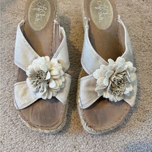 LifeStride Cream Floral Espadrilles 9 1/2 women’s
